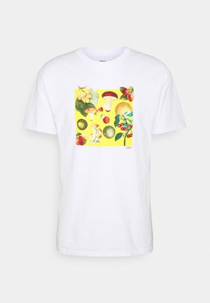 Weißes T-Shirt mit einem gelben Quadrat auf der Brust, das bunte Illustrationen von Pilzen, Kirschen, Beeren und anderen Früchten zeigt.
