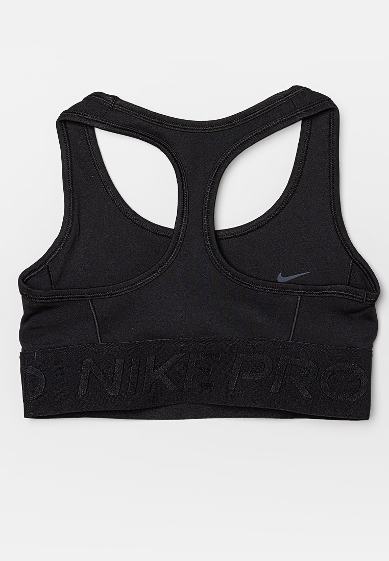 Reggiseno sportivo nero con design a schiena nuda, realizzato in materiale elasticizzato. Presenta una cintura larga con il testo "NIKE PRO" in un motivo in rilievo.