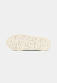 Suela de zapatilla blanca con goma texturizada, que presenta un prominente logo de "REPLAY" y un patrón de dibujo simple para agarre y tracción.