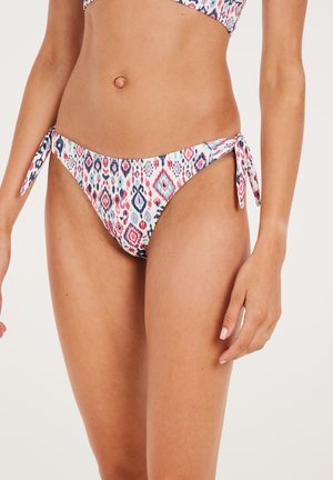 Bikiny s bielym základom a multicolor geometrickým vzorom v ružovej, modrej a námorníckej. Zviazanie na bokoch pre nastaviteľné prispôsobenie.