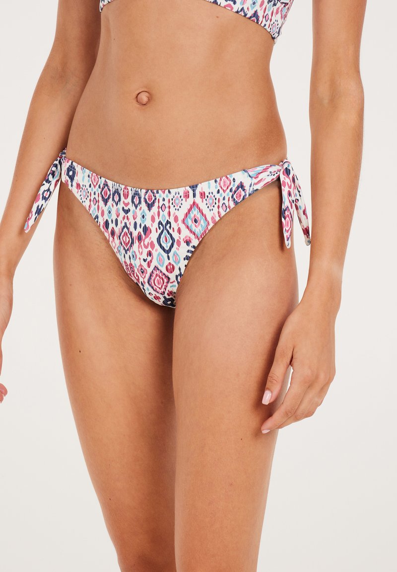 Bikini con base bianca caratterizzato da un motivo geometrico multicolore in rosa, blu e blu navy. Lacci sui lati per una vestibilità regolabile.