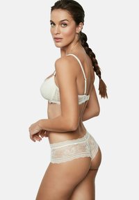 Lace lingerieset in ivoorkleur, met bloemmotieven, verstelbare bandjes en een zachte textuur. De bh heeft een semi-doorzichtig ontwerp met een bijpassende slip.