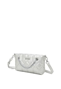 Borsa a tracolla argento trapuntata con accenti in catena, caratterizzata da una superficie liscia, forma rettangolare e tracolla rimovibile. Include dettagli in metallo. 