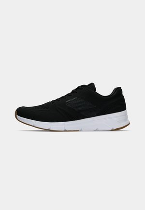 Schwarze atmungsaktive Mesh-Sneaker mit weißer Sohle und Gummi-Außensohle, niedriges Design, Schnürung vorne und dezenter "Hilfiger"-Markierung an der Seite.