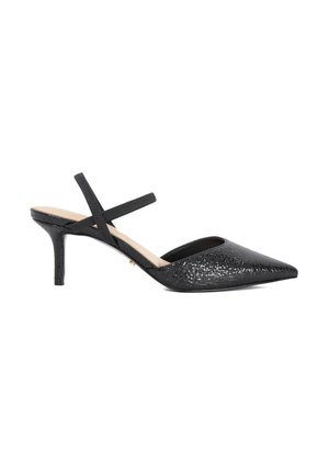 Zwarte slingback hakken met puntige neus, van textuur materiaal, met een cross strap ontwerp en een slanke hak. Glad binnenvoering in een contrasterende kleur.