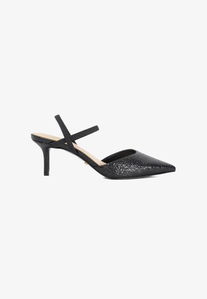 Zwarte slingback hakken met puntige neus, van textuur materiaal, met een cross strap ontwerp en een slanke hak. Glad binnenvoering in een contrasterende kleur.