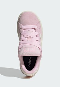 Baskets adidas roses avec une tige en daim et en mesh, coque de protection à l'avant, lacets plats, et semelle texturée avec un logo sur la semelle intérieure et le talon.