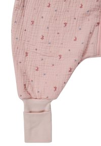 Helles rosa Stoff-Overall mit einem strukturierten, gequilteten Design und kleinen roten und blauen Mustern. Bündchen in einer einfarbigen rosa Ausführung.