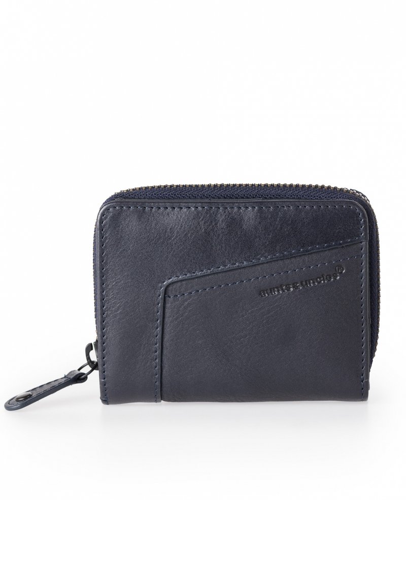 Portafoglio in pelle blu navy con chiusura a zip, dotato di una tasca frontale e logo impresso. Texture liscia e design essenziale.