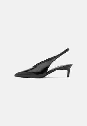 Zapatos de tacón slingback de charol negro con punta puntiaguda, tacón bajo estilo kitten y un diseño elegante. Textura suave y herrajes mínimos visibles.