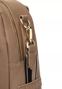 Sac à dos en cuir texturé couleur tan avec une fermeture éclair et un fermoir dorés. Présente un accent en tissu rayé aux couleurs noir et beige.