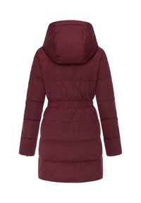 Chaqueta acolchada burdeos con capucha, cintura ceñida y diseño acolchado. Cuenta con mangas largas y un cuello alto. Textura suave, sin herrajes visibles.