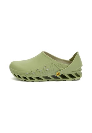 Scarpa verde chiaro senza lacci con suola ventilata e punta chiusa, dal design flessibile e traspirante, con un piccolo logo circolare sul lato.