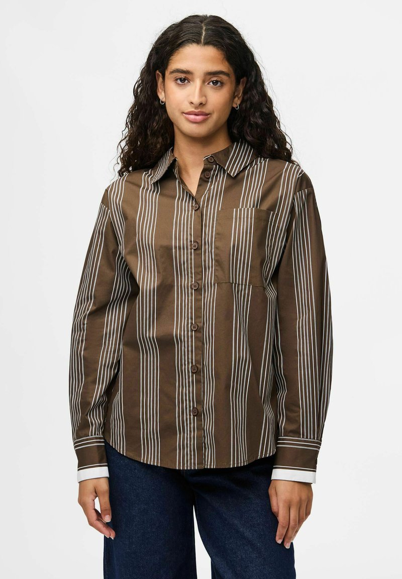 Camicia a righe marroni con bottoni e maniche lunghe, caratterizzata da righe verticali bianche e una tasca sul petto; texture liscia e colletto standard.