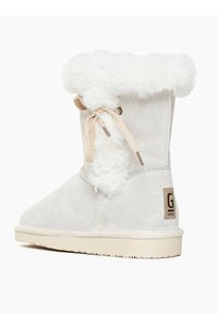 Ljusgrå mocka ankel stövlett med fluffig vit pälskant, beige snörning och gummisula; har logopatch på sidan.