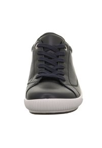Navy leren sneaker met een witte rubberen zool, met een ronde neus, platte veters en zilveren oogjes. Glad textuur met subtiele stikdetails.