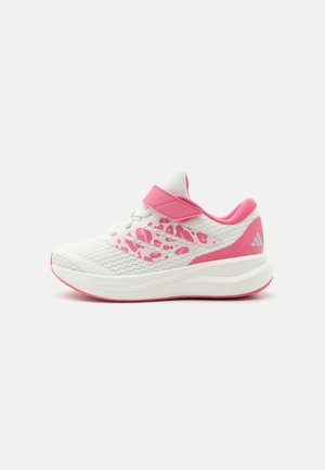 Scarpa da ginnastica per bambini bianca e rosa con cinturino in velcro, dettagli stampa leopardata, suola ammortizzata e logo del marchio sul tallone e sul lato.