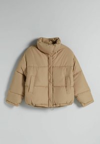 Giacca puffer beige con colletto alto, due tasche laterali e design trapuntato. Realizzata in materiale morbido e testurizzato, presenta una silhouette corta.
