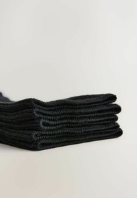 Sosete negre tricotate, aranjate neat, care evidențiază textura ribbed și manșetele întărite. Material moale cu un finisaj neted.