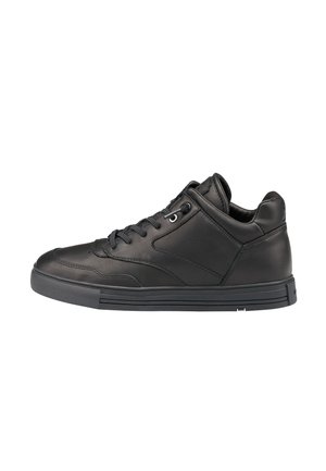 Zapatilla baja de cuero negro con cierre de cordones, cuello acolchado y suela de goma, mostrada desde el lado exterior sobre un fondo blanco.