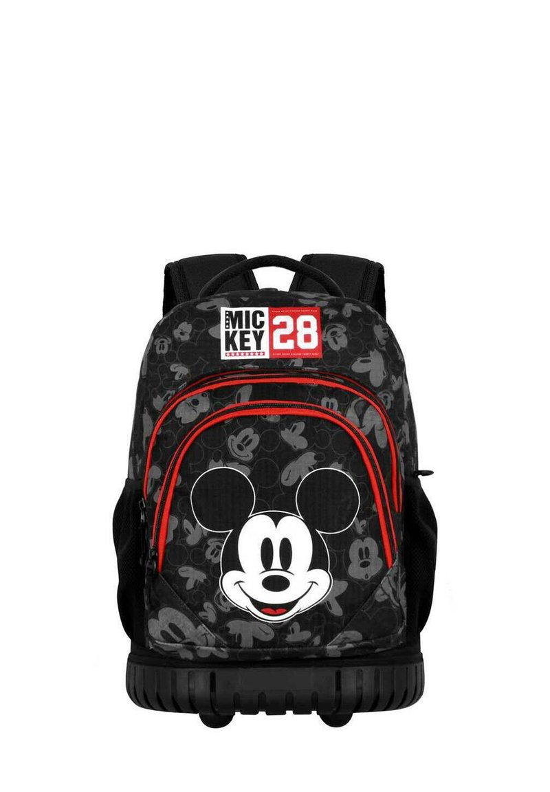 Mochila negra con diseño de Mickey Mouse, acentos rojos y múltiples compartimentos con cremalleras. El texto dice "MICKEY 28" en negrita.