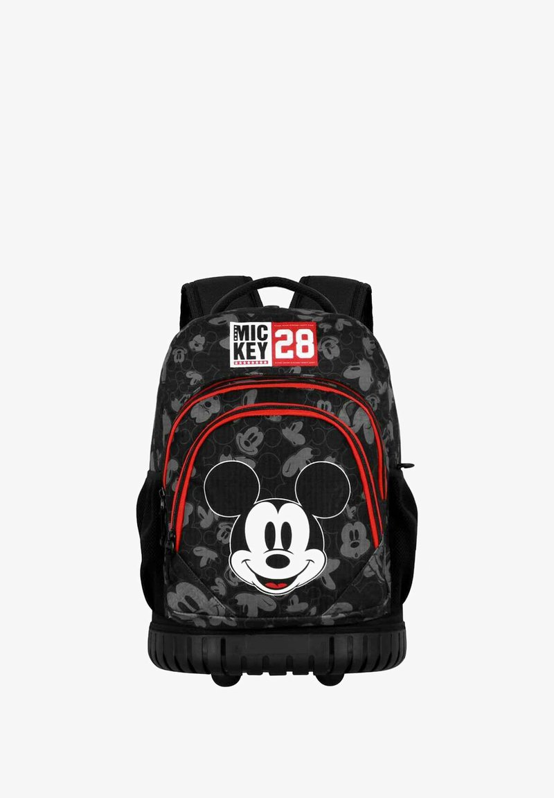 Mochila negra con diseño de Mickey Mouse, acentos rojos y múltiples compartimentos con cremalleras. El texto dice "MICKEY 28" en negrita.