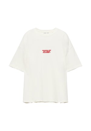 Biała luźna koszulka z krótkim rękawem, okrągłym dekoltem i czerwonym napisem "WANNA BE MY NEW ROOMIE?" umieszczonym na środku na klatce piersiowej.