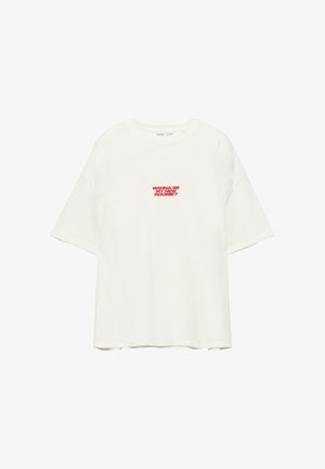 Wit T-shirt met korte mouwen, losse pasvorm en ronde hals, met een rode tekst "WANNA BE MY NEW ROOMIE?" gecentreerd op de borst.