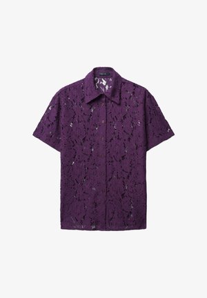 Camicetta a maniche corte di pizzo viola con motivo floreale, abbottonatura frontale e colletto classico. Tessuto semitrasparente.