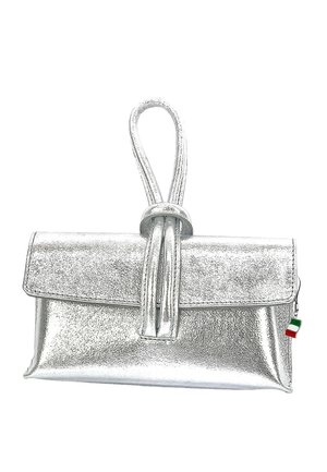 Glanzende zilveren clutch met een lusvormig handvat bovenaan en een klein ritstrekkertje met de Italiaanse vlag aan de zijkant.