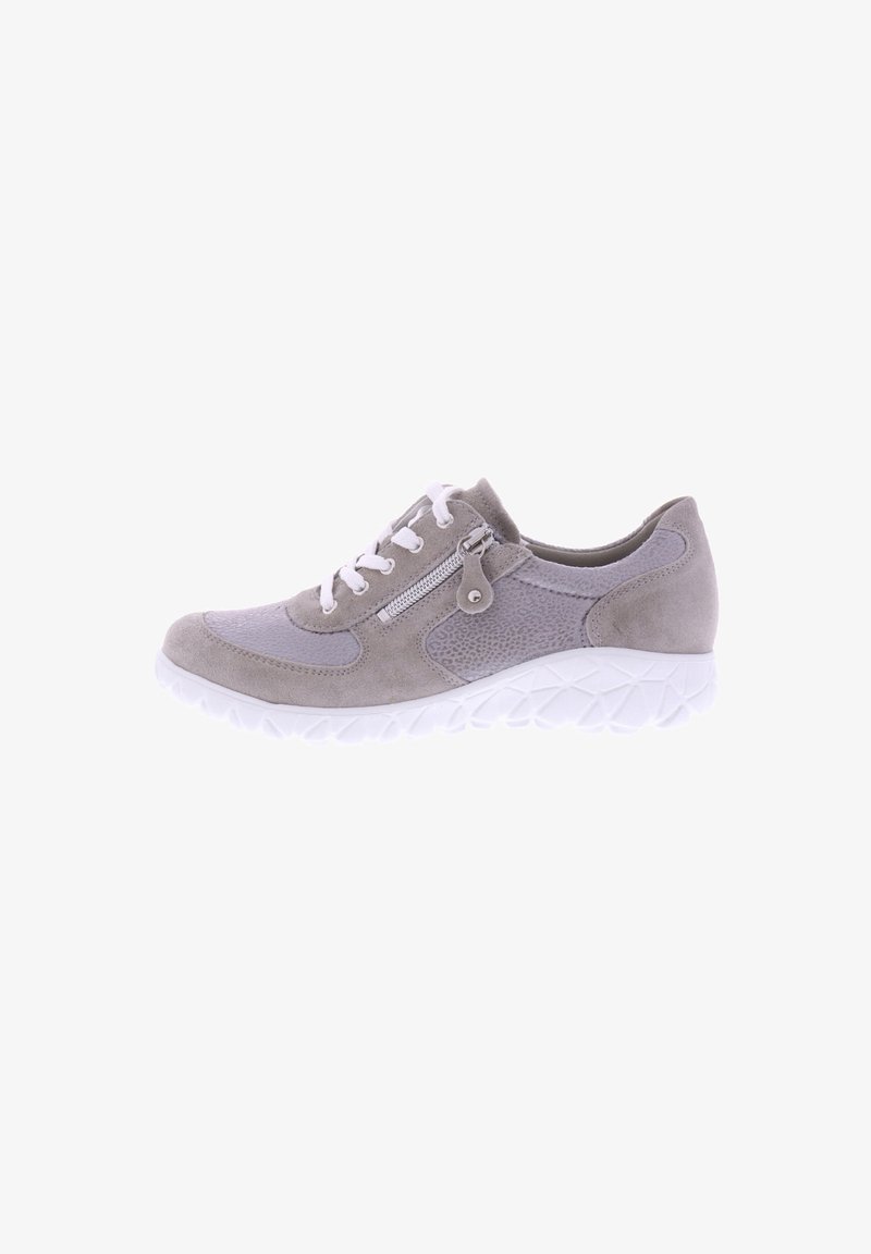 Grijze suède sneaker heeft een getextureerd grijs gaaspaneel, witte vetersluiting en een zijritsdetail. De zool is wit met een geometrisch patroon.