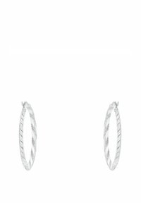 Les boucles d'oreilles en argent en forme de créole présentent un design torsadé avec des surfaces texturées et lisses alternées, mettant en valeur une finition métallique brillante.