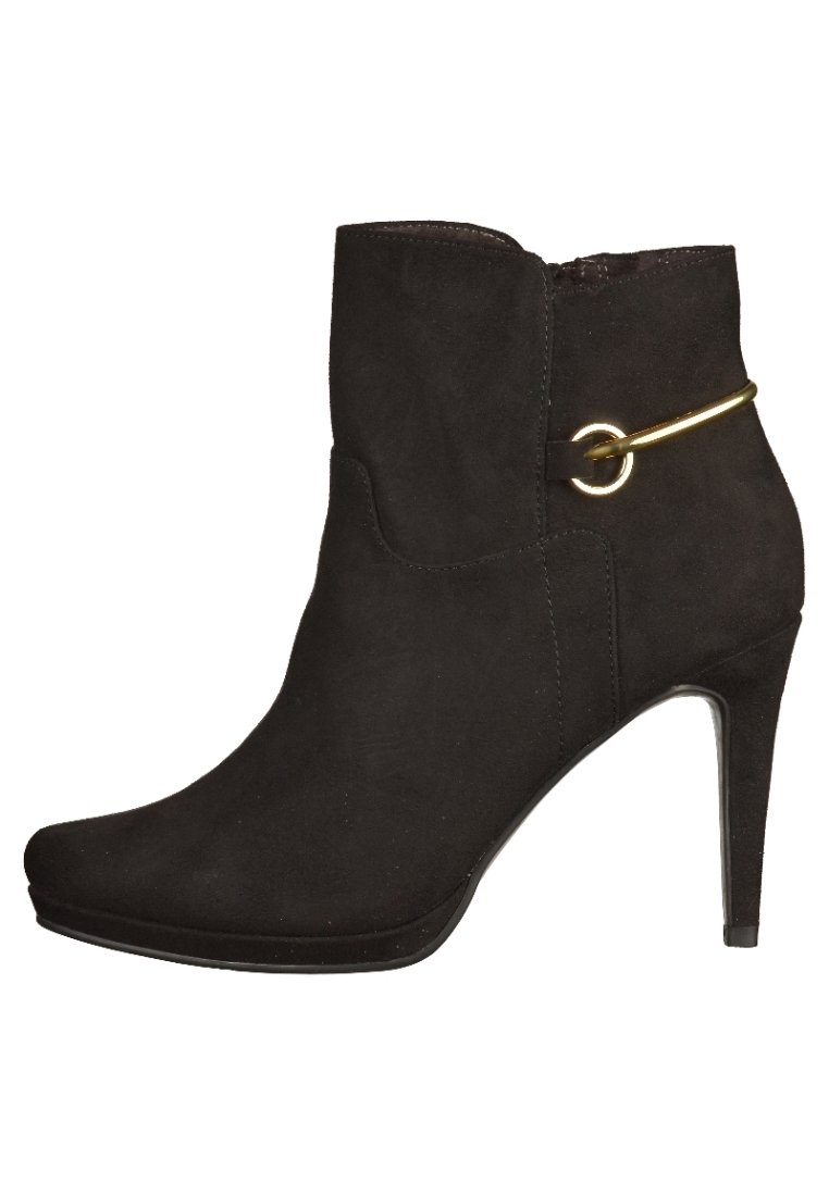 Schwarzer Wildleder-Stiefeletten mit spitz zulaufender Spitze, Stilettoabsatz und goldfarbenem Ringeinsatz an der Seite. Glatte Textur mit schlanker Silhouette.