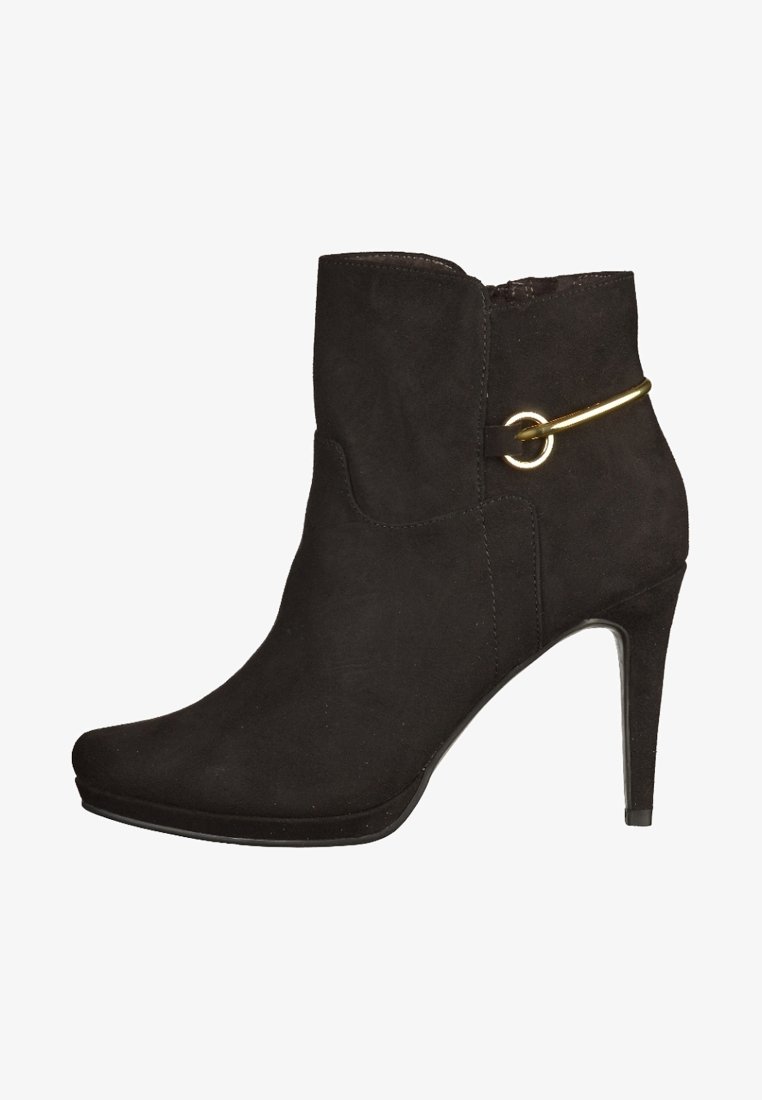 Schwarzer Wildleder-Stiefeletten mit spitz zulaufender Spitze, Stilettoabsatz und goldfarbenem Ringeinsatz an der Seite. Glatte Textur mit schlanker Silhouette.