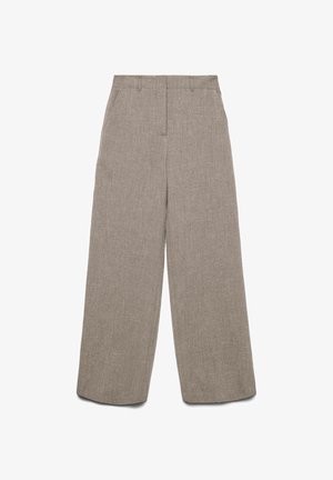 Pantalon marron clair à jambes larges avec un tissu texturé. Comprend des plis sur le devant et une taille standard. Aucune poche visible ni ornement.