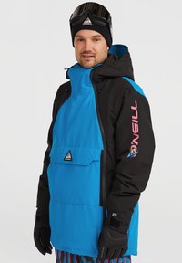 Chaqueta de nieve aislante en azul y negro con un logo triangular, un gran bolsillo frontal y un colorido diseño en la manga. Incluye guantes y gafas.