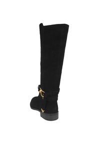 Svart mockaknästövel med guldfärgad spänndetalj och strukturerad yta. Smal silhuett och svart gummisul.