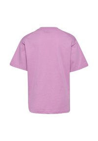 Kurzärmeliges T-Shirt aus weichem Lavendelfabric. Standardpassform mit Rundhalsausschnitt und ohne Grafiken. Glatte Textur, keine sichtbaren Nähte oder Verzierungen.