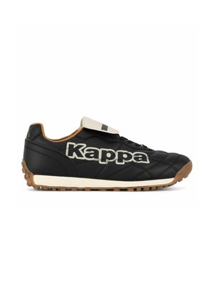 Sort Kappa sneakers med hvidt logo, hvid strop over snørebånd, brun indvendig foring og gummisål med trædeknopper.