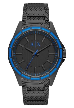 Orologio da polso nero con accenti blu, cinturino nero testurizzato, quadrante analogico e logo A|X sul quadrante.