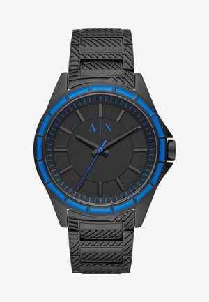 Montre-bracelet noire avec accents bleus, bracelet noir texturé, affichage analogique et logo A|X sur le cadran.