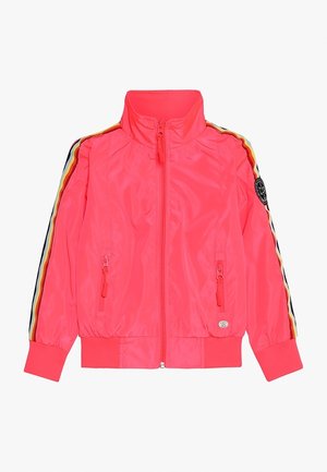 Chaqueta rosa brillante con cremallera, cuello alto, rayas de arcoíris en las mangas, puños elásticos y bolsillos delanteros con cremallera.