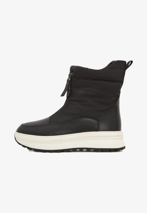 Bocanci waterproof negri până la gleznă au un upper texturat cu un finisaj din piele netedă, o talpă albă în contrast și un fermoar lateral pentru o îmbrăcare ușoară.