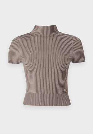 Grå, ribbestrikket topp med kort erm og høy hals. Har en tettsittende fasong og en liten logoakcent nær kanten. Glatt tekstur.