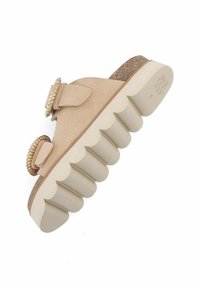 Sandal in suede beige con doppie fasce regolabili, suola scallop, accenti testurizzati e footbed in sughero. Il design piatto aumenta il comfort.