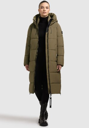 Padded alyvuogių žalios spalvos paltas su nuimamu kapišonu, su užtrauktuku, šoninėmis kišenėmis ir logotipo etikete apačioje. Glotni tekstūra, ilgas ilgis.