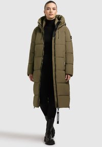 Gevoerde olijfgroene jas met een afneembare capuchon, met een ritsluiting, zijzakken en een logo-label aan de zoom. Soepele textuur, lange lengte.