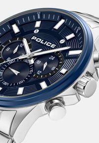 Orologio cronografo Police con un design blu e argento, quadrante navy testurizzato, marcatori delle ore argentati e cinturino in acciaio inossidabile.