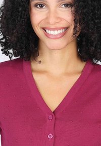 Magenta Cardigan mit V-Ausschnitt, ausgestattet mit strukturierten Bobbel-Details und zwei pinken Knöpfen an der Vorderseite. Glattes Material.