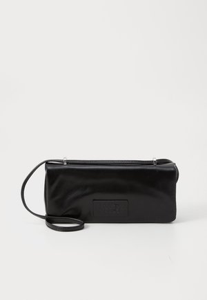 Pochette en cuir noir rectangulaire avec une fine bandoulière et un logo en relief sur le devant, posée sur un fond blanc uni.